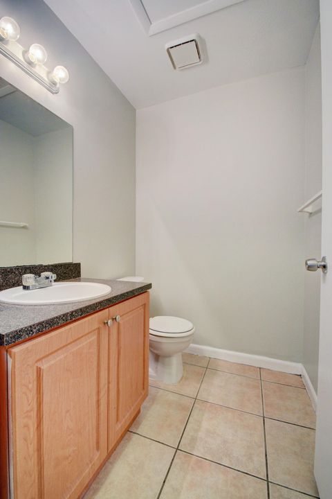 For Rent: $1,750 (2 beds, 1 baths, 896 Square Feet)