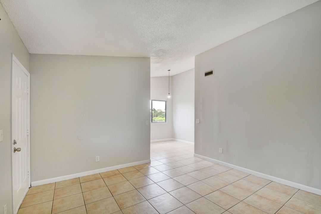 For Rent: $1,750 (2 beds, 1 baths, 896 Square Feet)