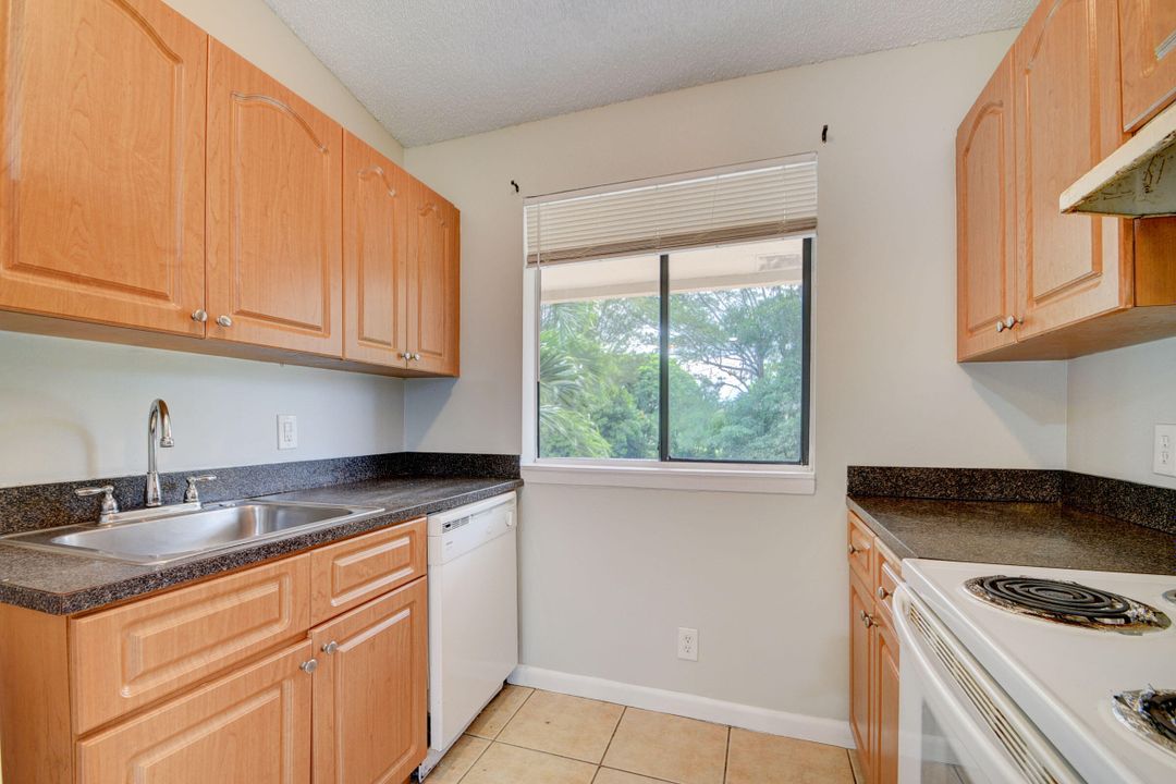 For Rent: $1,750 (2 beds, 1 baths, 896 Square Feet)