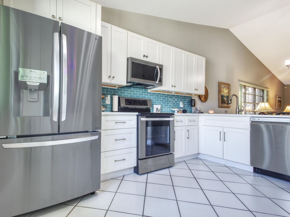 For Sale: $409,900 (2 beds, 2 baths, 1348 Square Feet)