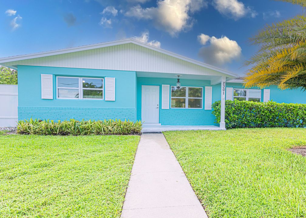 For Sale: $799,900 (4 beds, 2 baths, 1799 Square Feet)