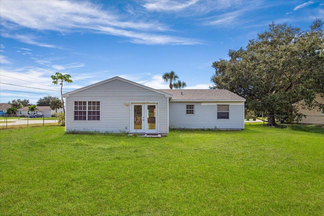 For Sale: $310,000 (3 beds, 2 baths, 1300 Square Feet)