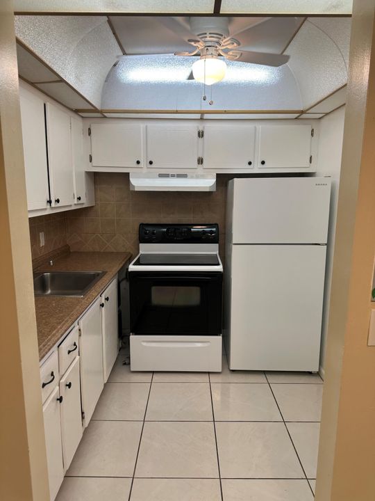 For Sale: $85,000 (1 beds, 1 baths, 570 Square Feet)