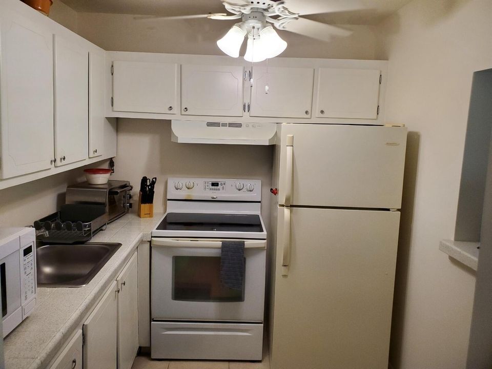 For Rent: $1,400 (1 beds, 1 baths, 684 Square Feet)