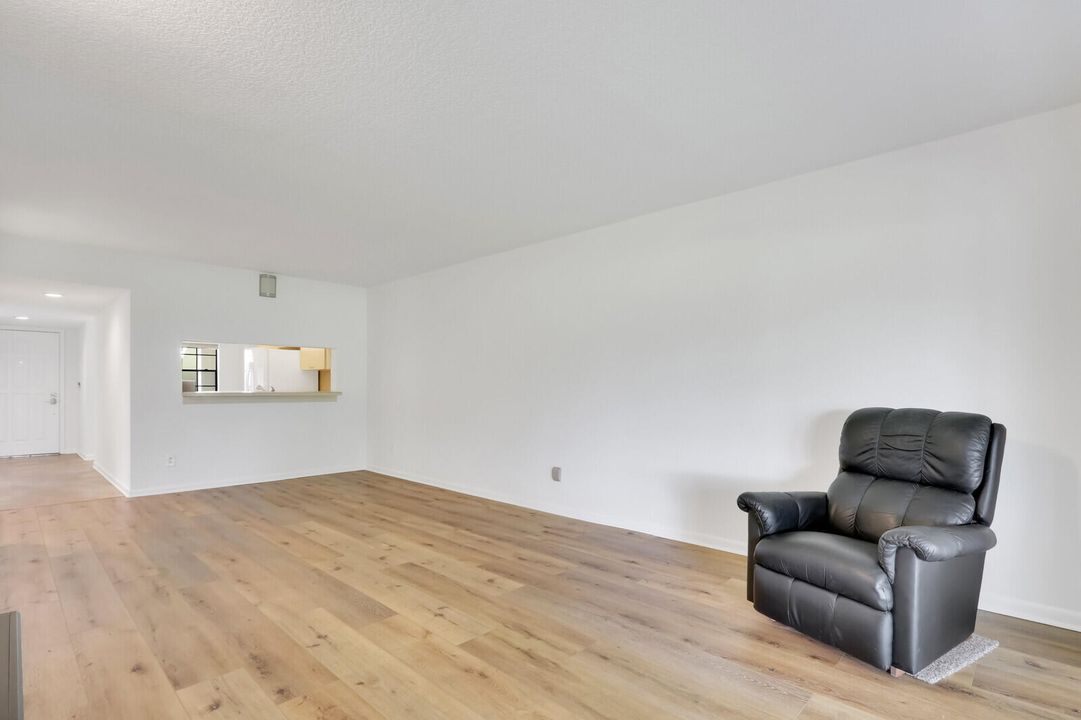 For Sale: $339,000 (2 beds, 2 baths, 1178 Square Feet)