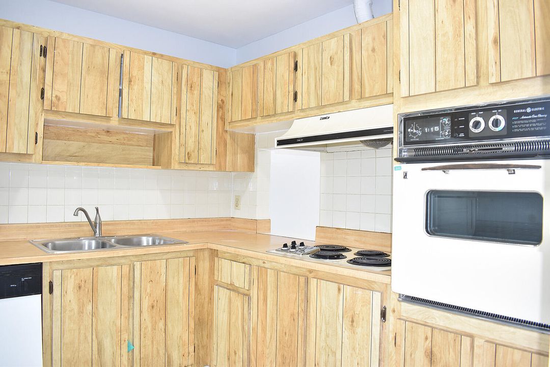 For Sale: $168,000 (2 beds, 2 baths, 999 Square Feet)