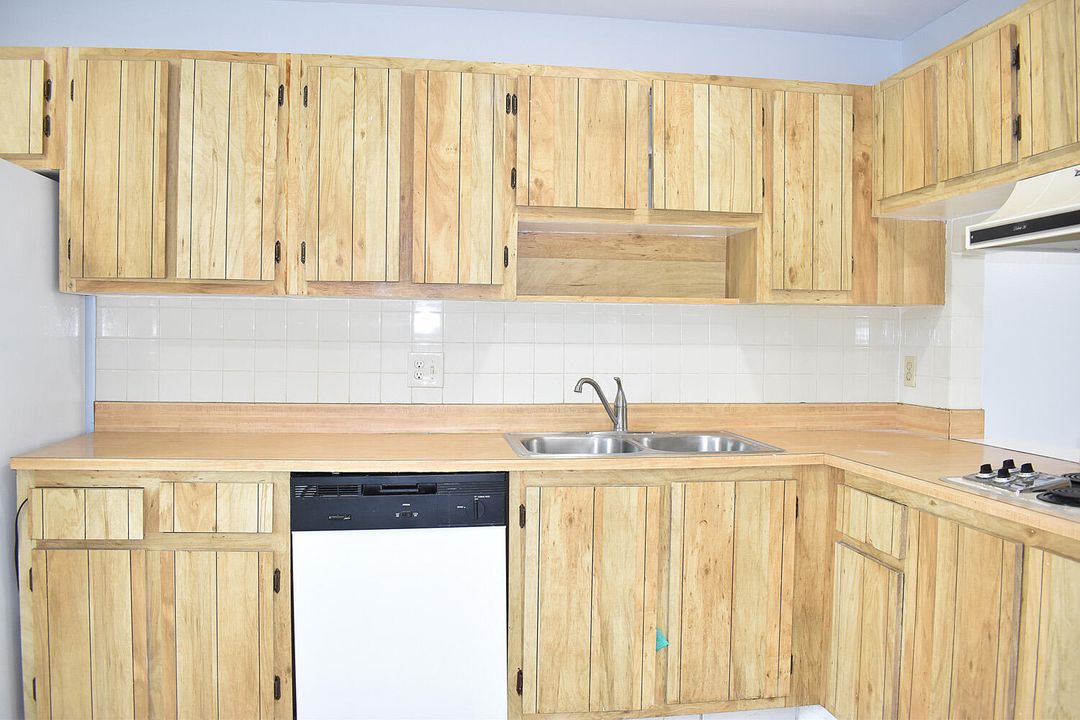 For Sale: $168,000 (2 beds, 2 baths, 999 Square Feet)