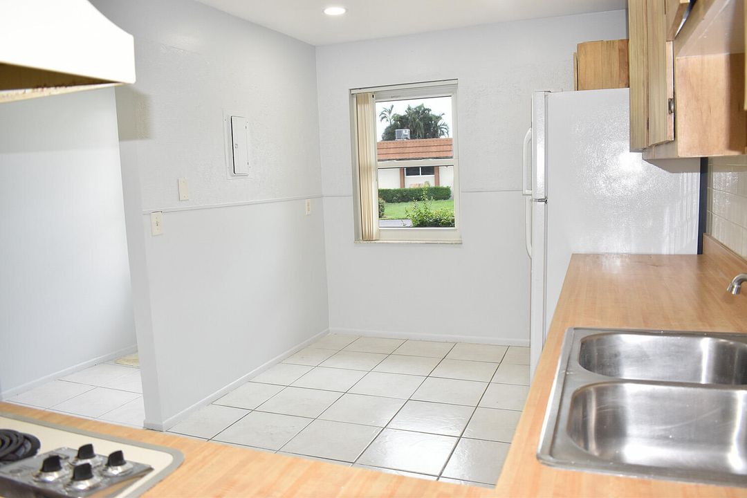 For Sale: $168,000 (2 beds, 2 baths, 999 Square Feet)