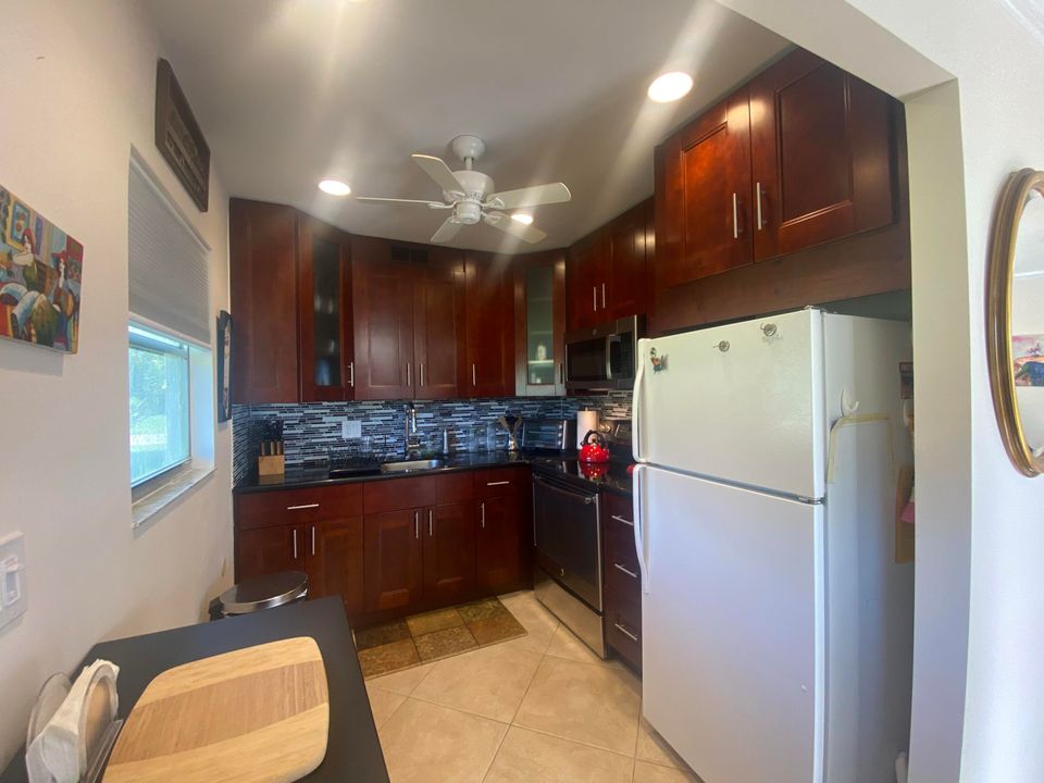 For Sale: $230,000 (2 beds, 2 baths, 880 Square Feet)