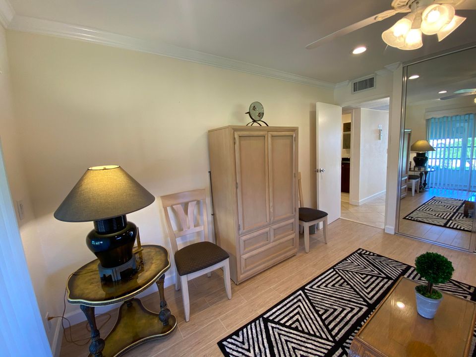 For Sale: $230,000 (2 beds, 2 baths, 880 Square Feet)