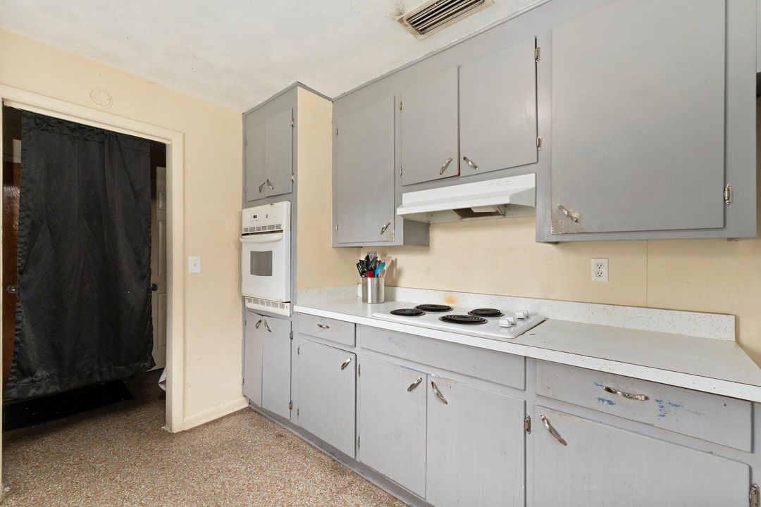 For Sale: $300,000 (3 beds, 2 baths, 1440 Square Feet)