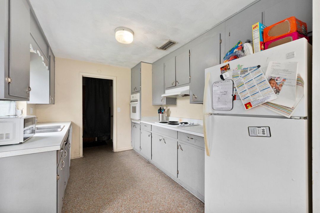 For Sale: $300,000 (3 beds, 2 baths, 1440 Square Feet)