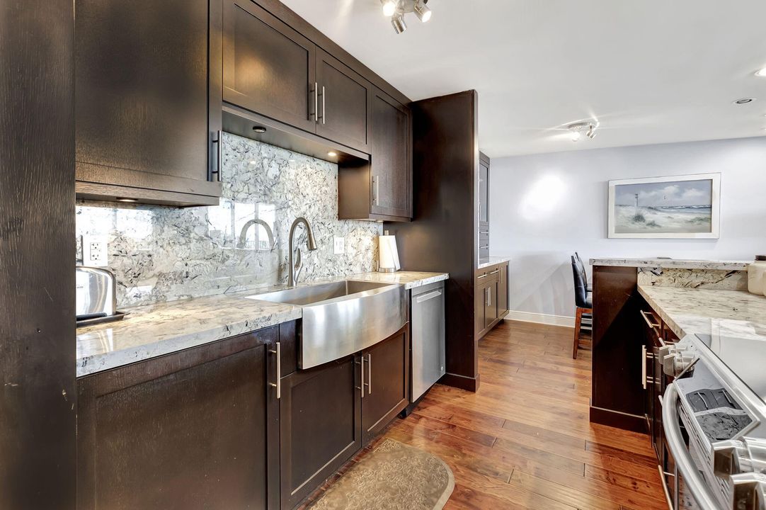 For Sale: $450,000 (2 beds, 2 baths, 1031 Square Feet)