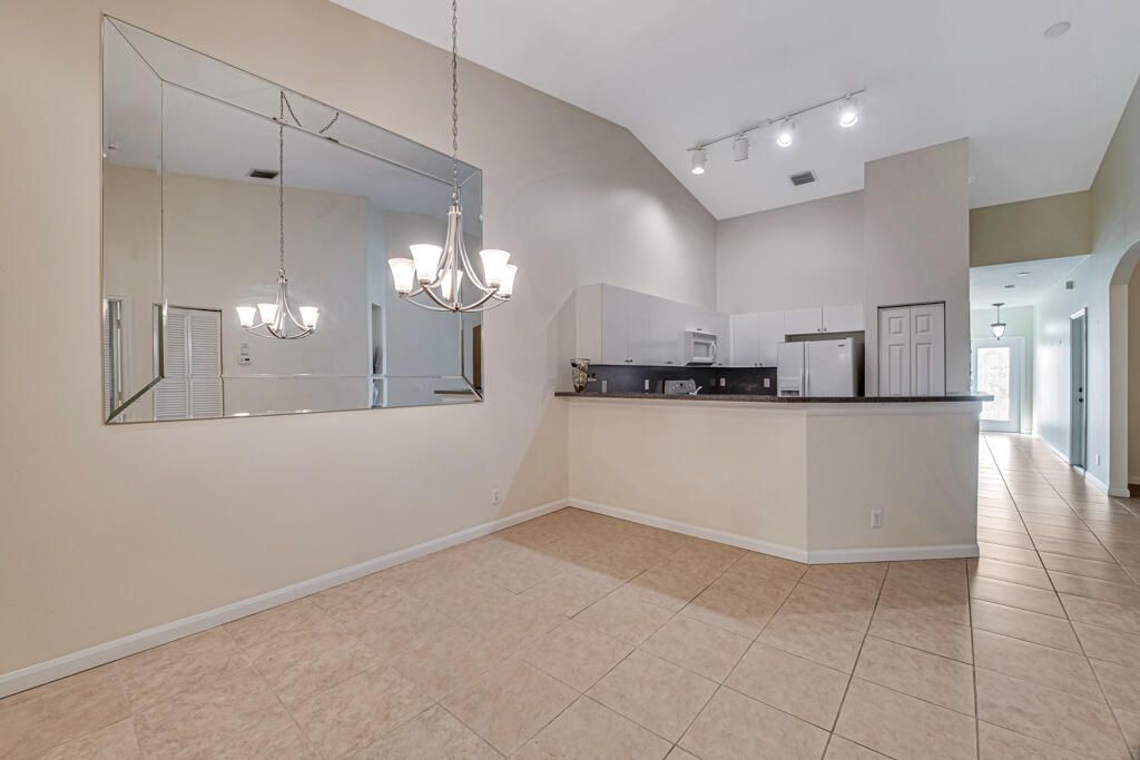 For Sale: $370,000 (2 beds, 2 baths, 1259 Square Feet)