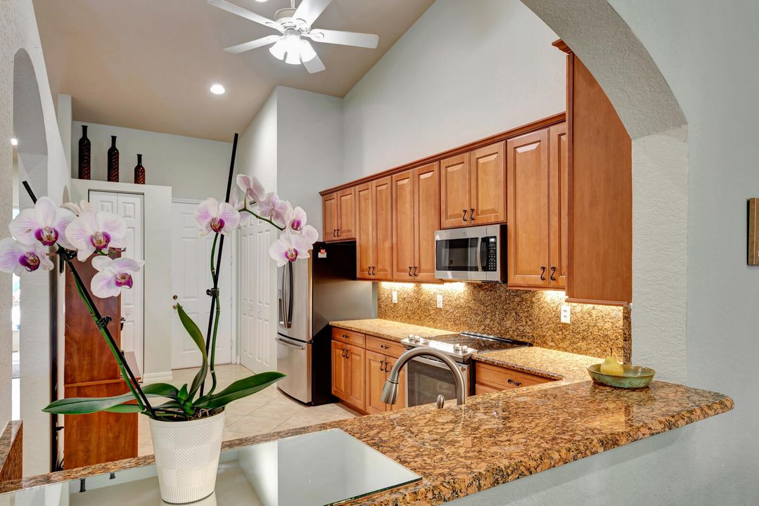 For Sale: $329,900 (2 beds, 2 baths, 1600 Square Feet)