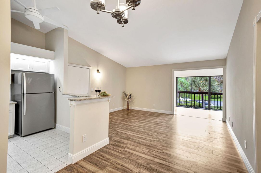 For Sale: $344,900 (2 beds, 2 baths, 1035 Square Feet)