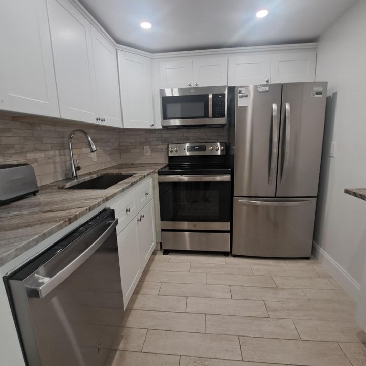 For Rent: $1,500 (1 beds, 1 baths, 702 Square Feet)