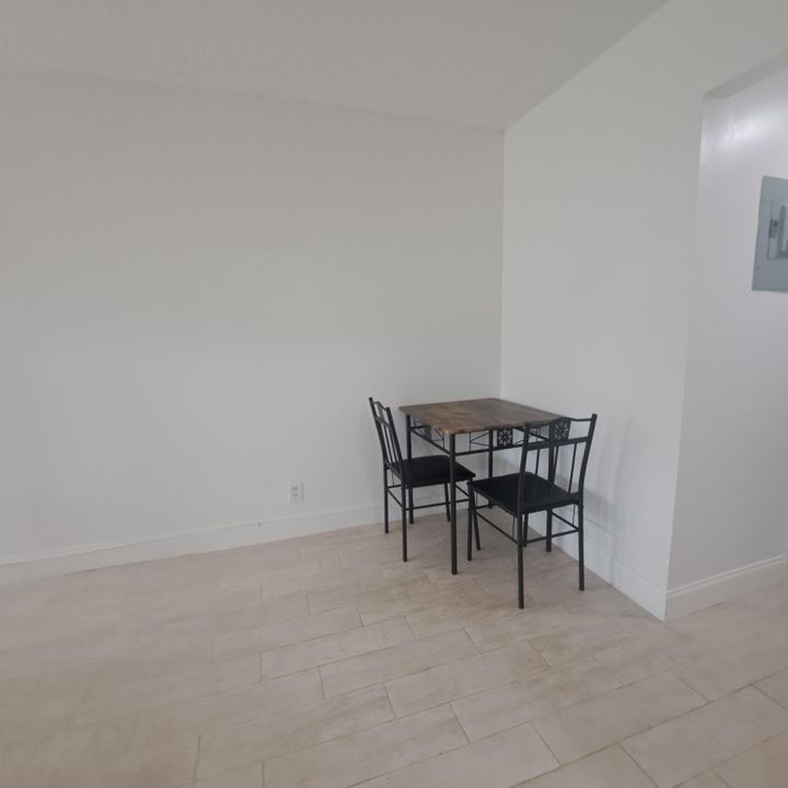 For Rent: $1,500 (1 beds, 1 baths, 702 Square Feet)