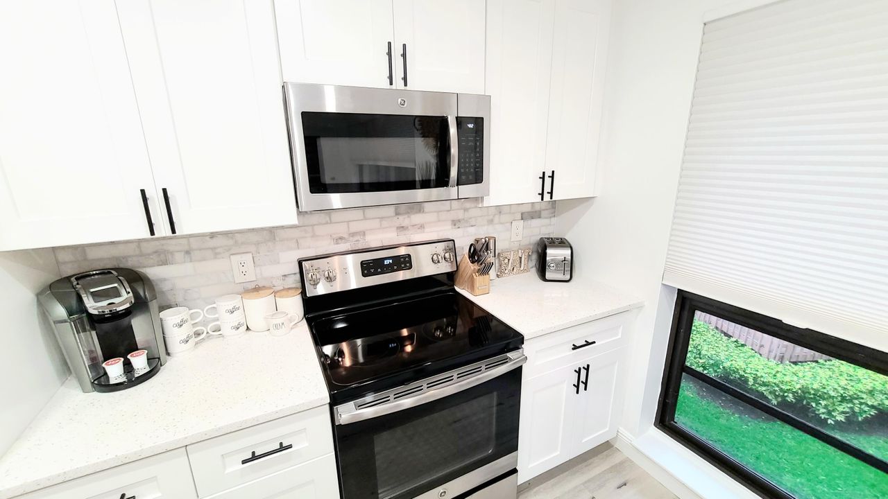 For Sale: $549,950 (2 beds, 2 baths, 1366 Square Feet)