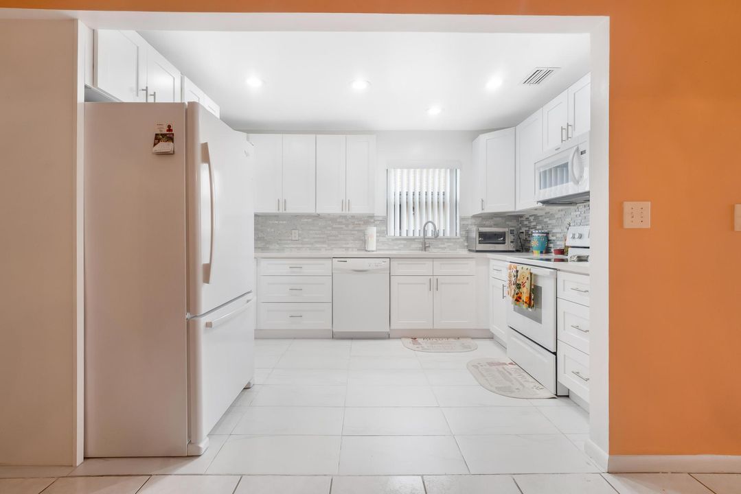 For Sale: $350,000 (2 beds, 2 baths, 1381 Square Feet)