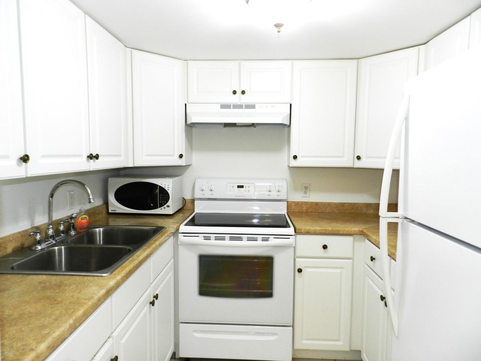 For Sale: $129,900 (1 beds, 1 baths, 754 Square Feet)