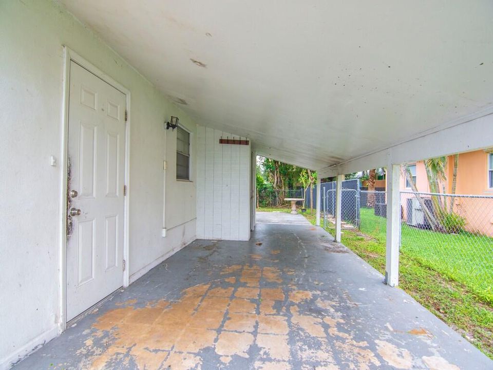 For Sale: $329,900 (3 beds, 2 baths, 1008 Square Feet)