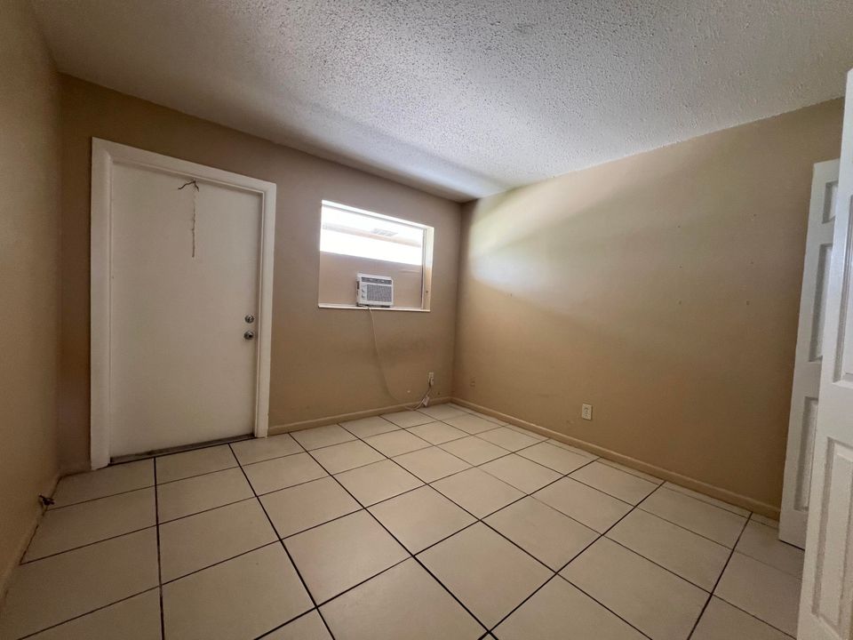 For Rent: $1,600 (2 beds, 1 baths, 750 Square Feet)