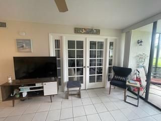 For Sale: $265,000 (1 beds, 1 baths, 678 Square Feet)