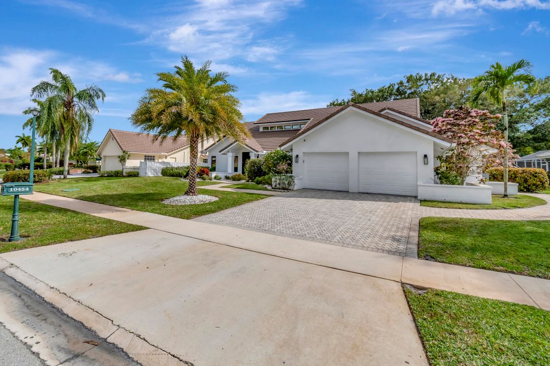 For Sale: $998,000 (3 beds, 2 baths, 2783 Square Feet)