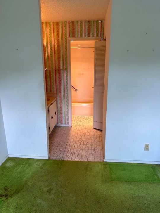 For Sale: $75,000 (1 beds, 1 baths, 704 Square Feet)