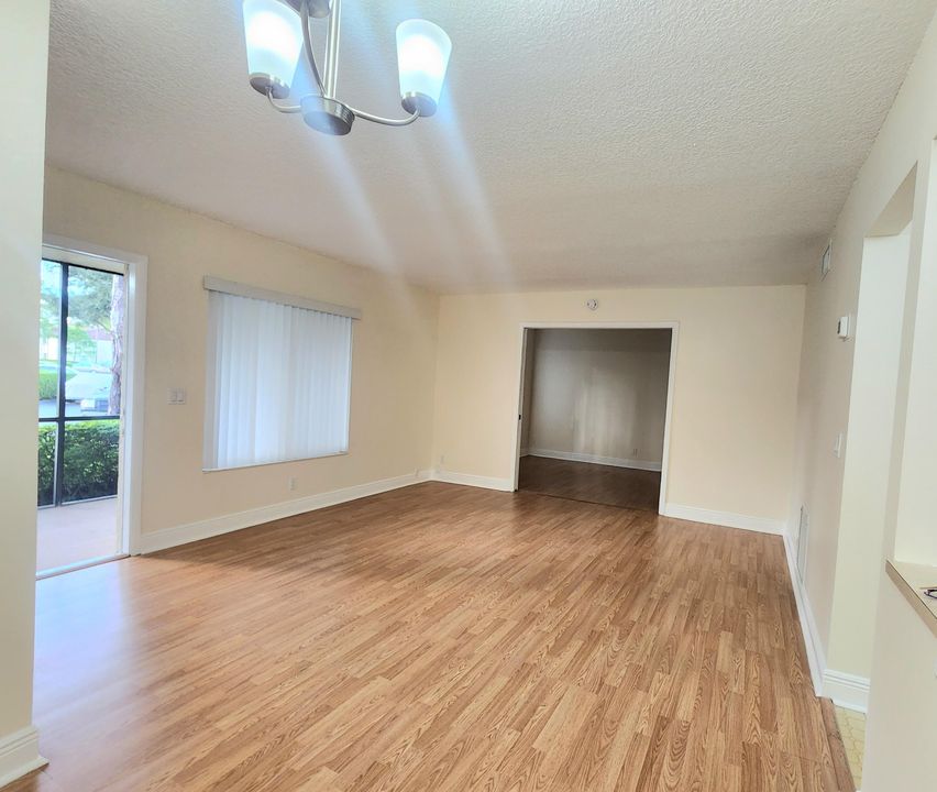 For Rent: $1,200 (1 beds, 1 baths, 639 Square Feet)