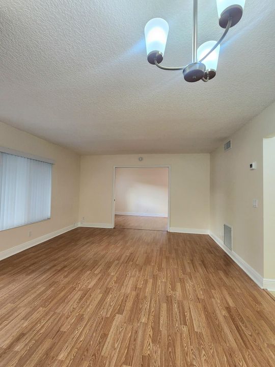 For Rent: $1,200 (1 beds, 1 baths, 639 Square Feet)