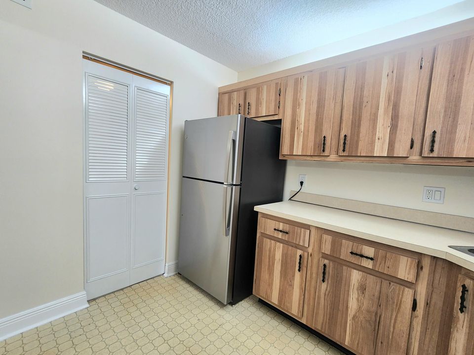 For Rent: $1,200 (1 beds, 1 baths, 639 Square Feet)