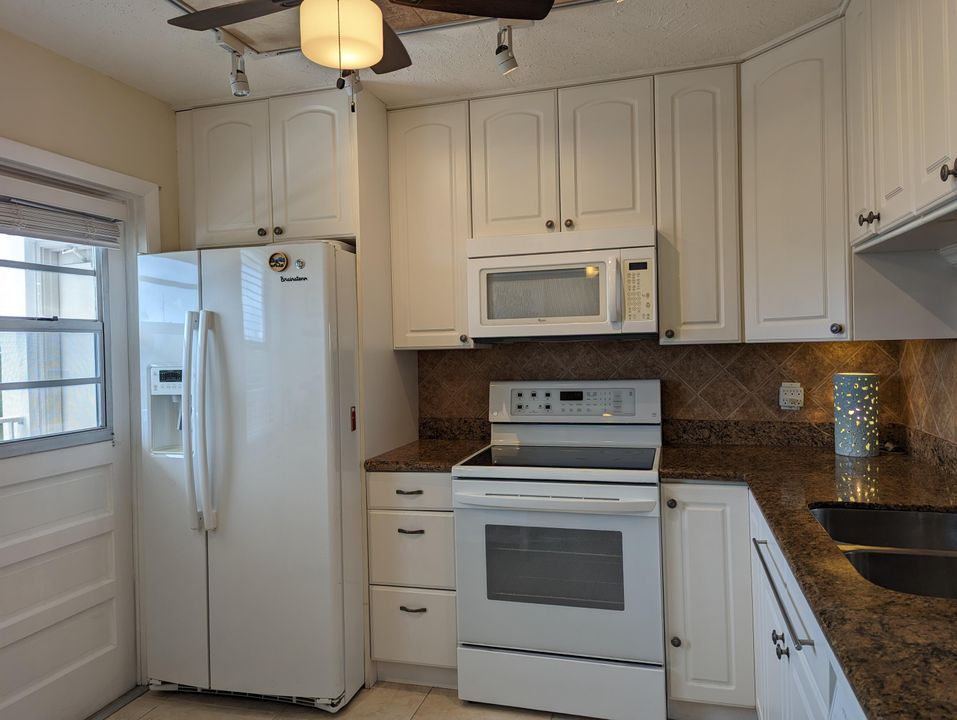 For Sale: $364,000 (2 beds, 2 baths, 1200 Square Feet)