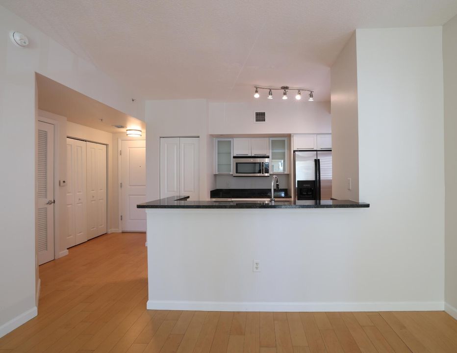 For Sale: $575,000 (1 beds, 1 baths, 826 Square Feet)