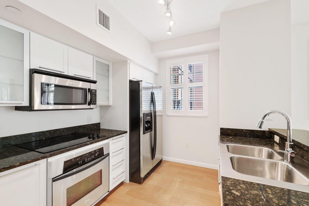 For Sale: $575,000 (1 beds, 1 baths, 826 Square Feet)