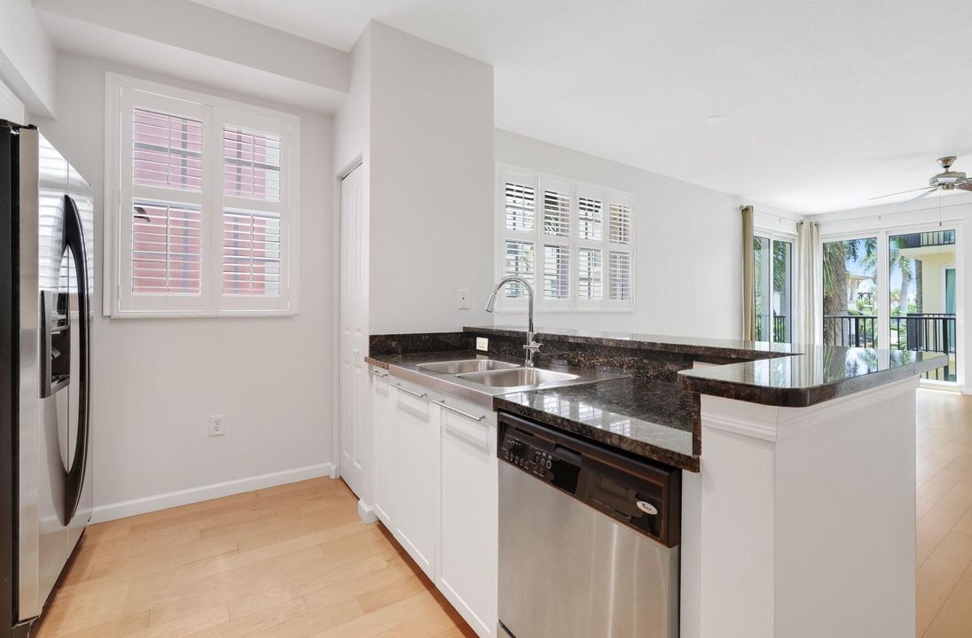 For Sale: $575,000 (1 beds, 1 baths, 826 Square Feet)