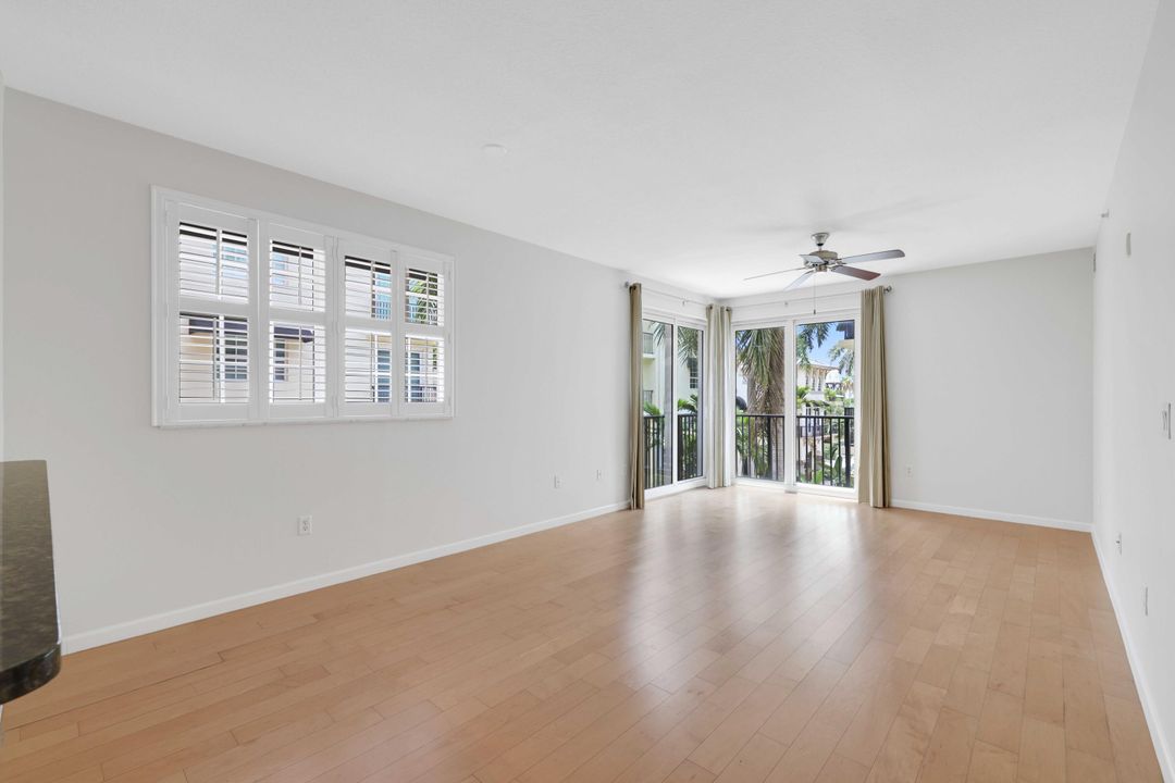 For Sale: $575,000 (1 beds, 1 baths, 826 Square Feet)