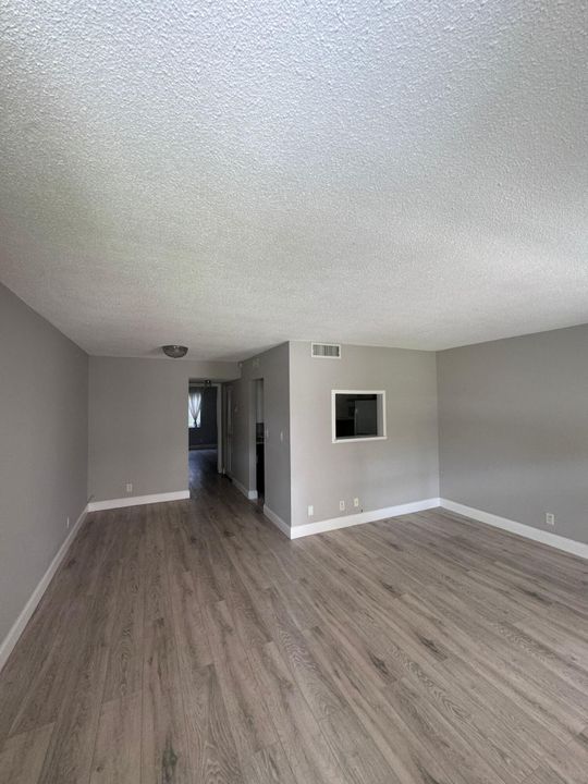 For Sale: $115,000 (1 beds, 1 baths, 662 Square Feet)