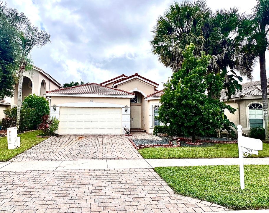 For Sale: $585,000 (3 beds, 2 baths, 1990 Square Feet)