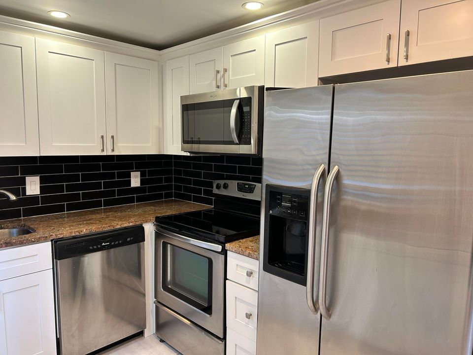 For Sale: $159,000 (2 beds, 2 baths, 880 Square Feet)