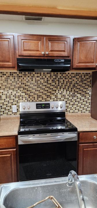 Active With Contract: $2,000 (2 beds, 1 baths, 902 Square Feet)