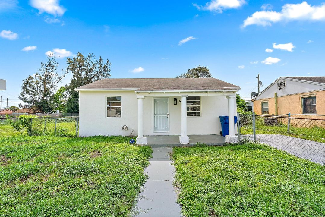 For Sale: $249,000 (2 beds, 1 baths, 720 Square Feet)