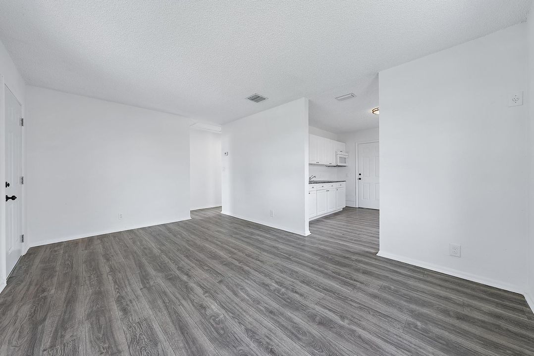 For Sale: $249,000 (2 beds, 1 baths, 720 Square Feet)