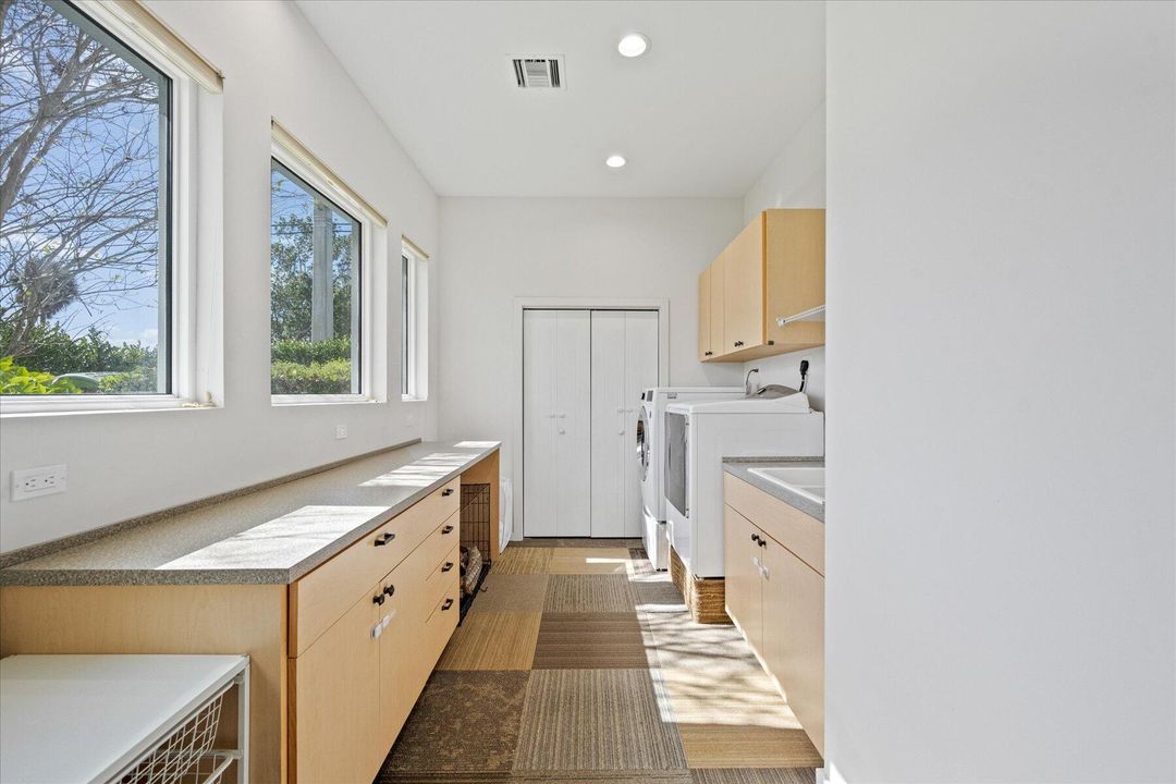 For Sale: $1,599,000 (2 beds, 2 baths, 2569 Square Feet)