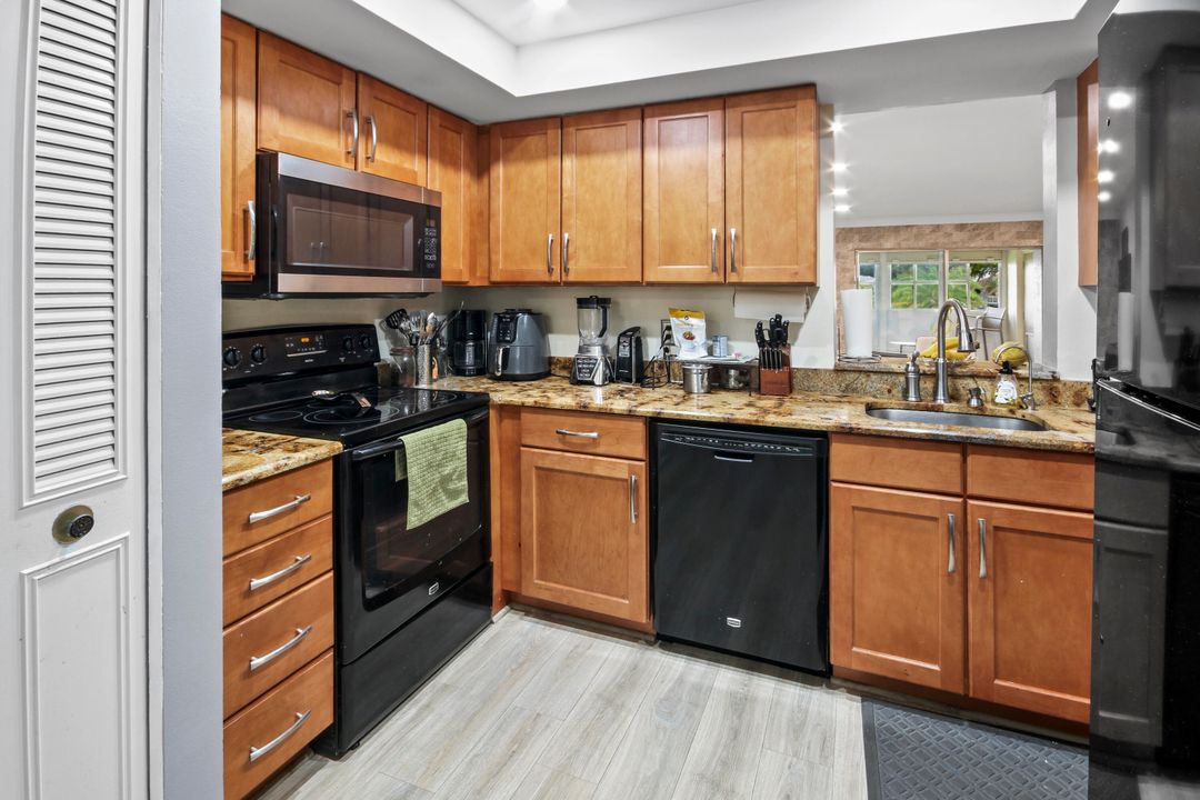 For Sale: $200,000 (2 beds, 2 baths, 1044 Square Feet)