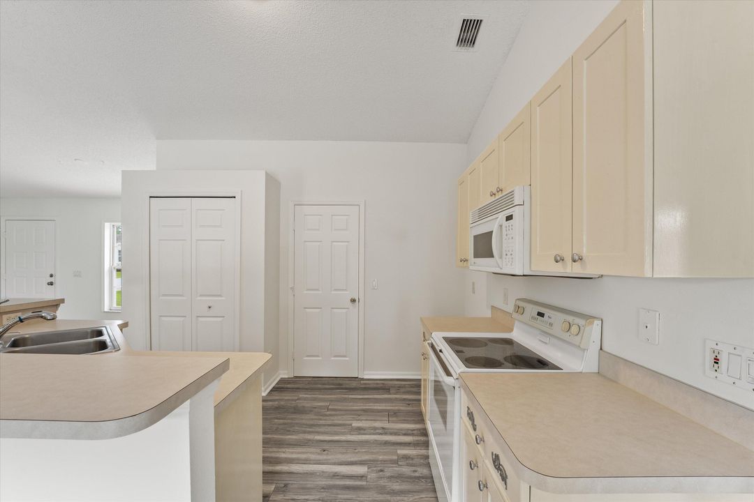 Active With Contract: $350,000 (3 beds, 2 baths, 1396 Square Feet)