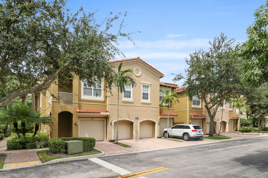 For Sale: $450,000 (3 beds, 2 baths, 1461 Square Feet)