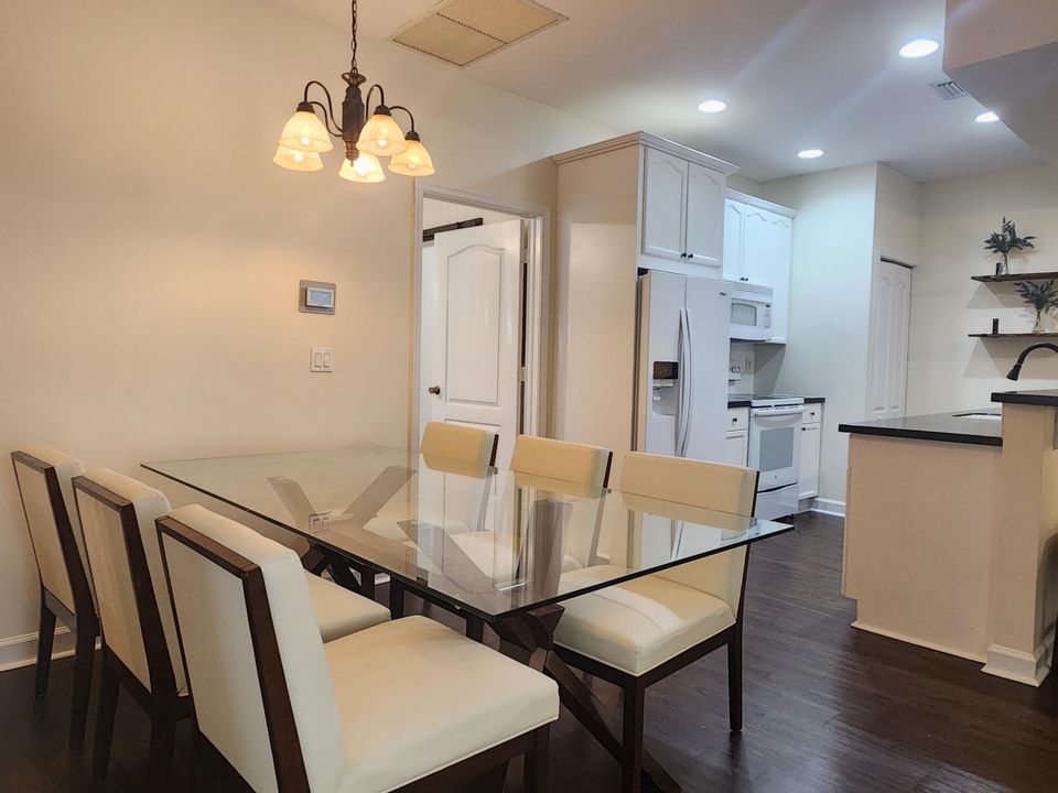 For Sale: $317,000 (3 beds, 2 baths, 1060 Square Feet)