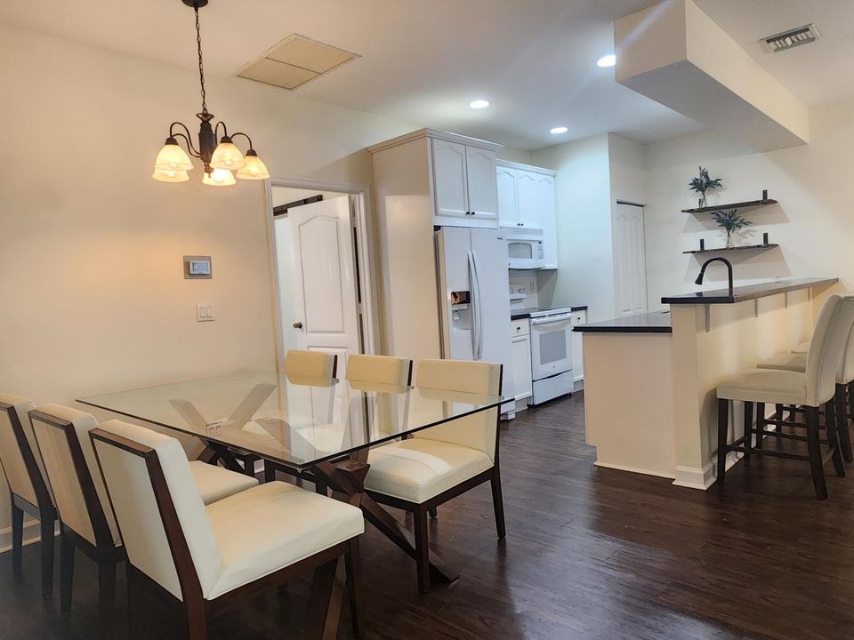 For Sale: $317,000 (3 beds, 2 baths, 1060 Square Feet)